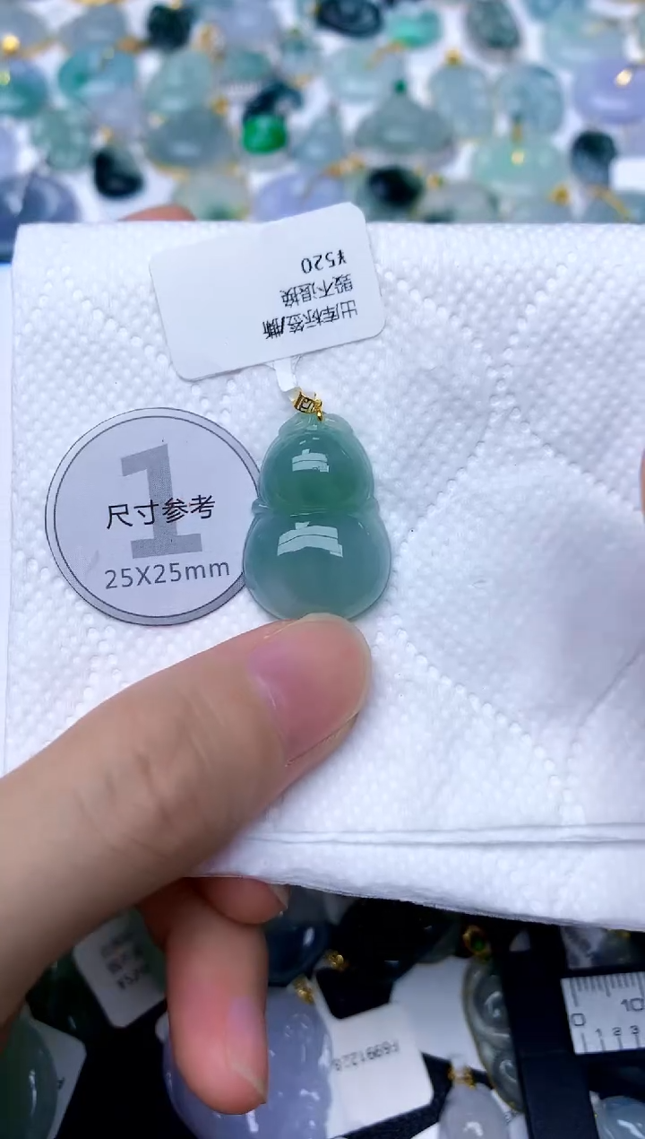 颈饰18K金镶嵌翡翠天然A货翡翠