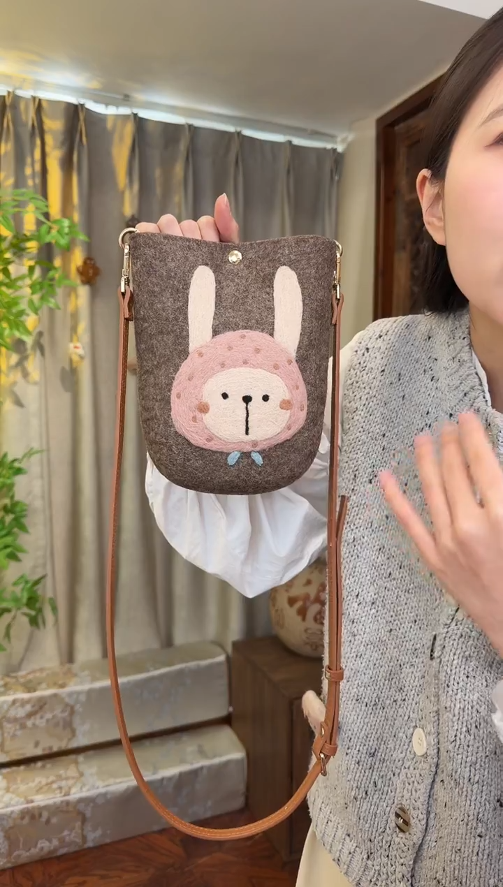 羊毛非遗羊毛毡包 手机包兔子