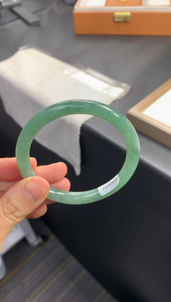 未镶嵌手镯（圆镯）翡翠退货需手镯吊牌标签完好