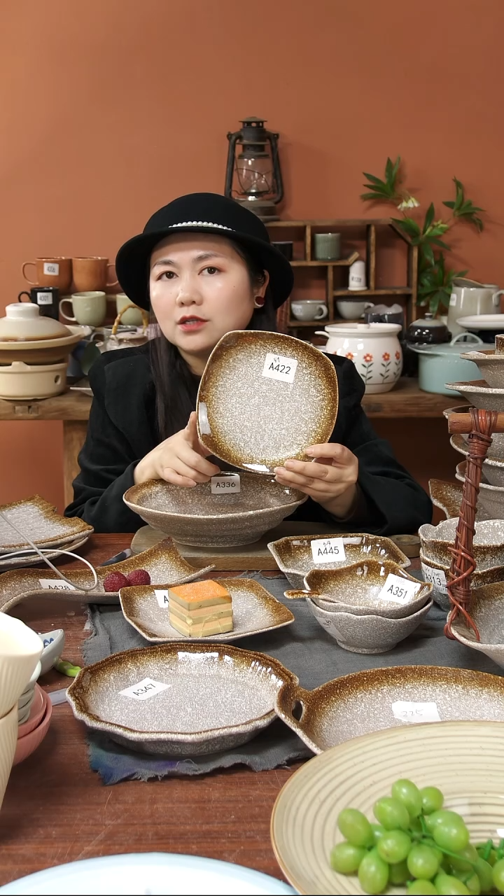 陶瓷A422 一只陶瓷粗陶方圆盘17.5厘米可能微瑕