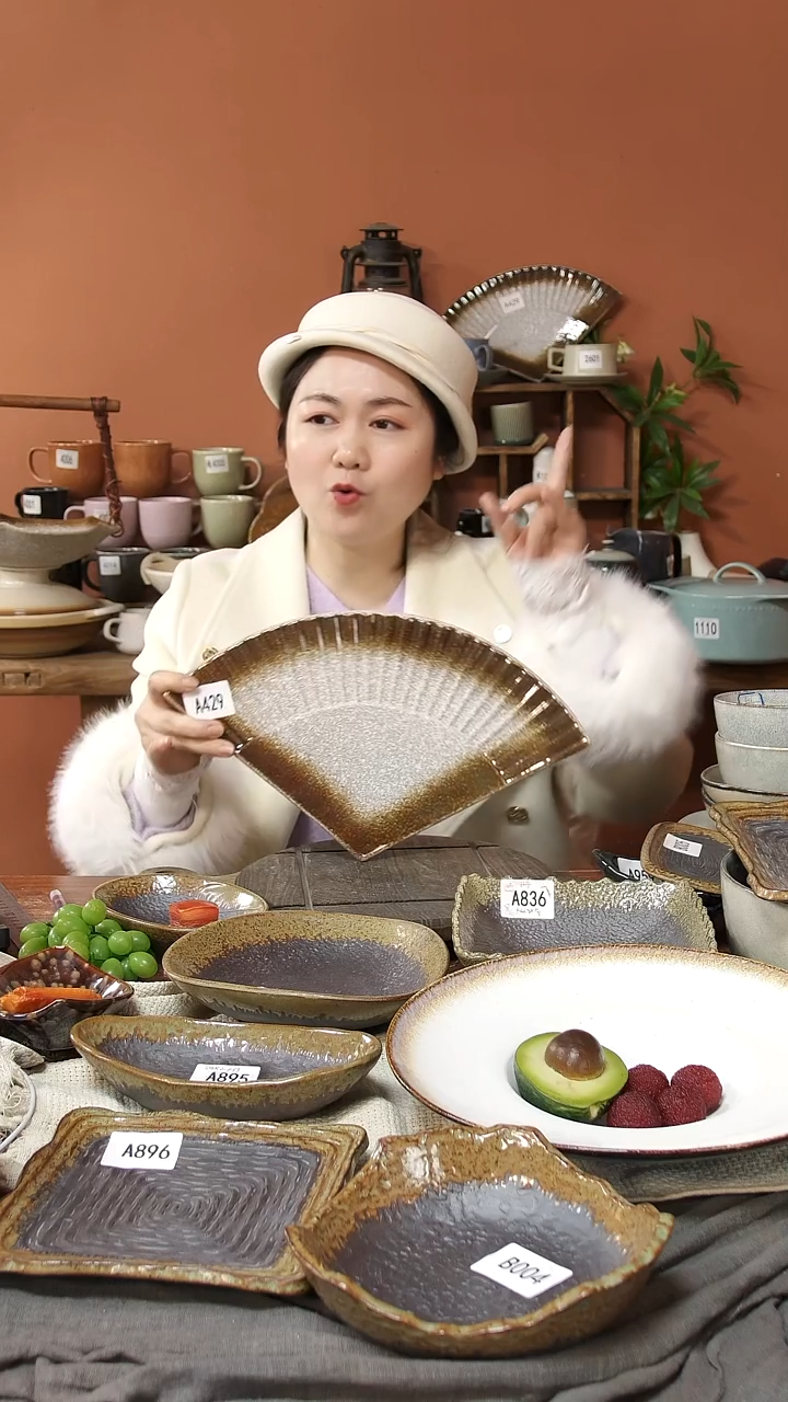 陶瓷A429 一只陶瓷粗陶扇子盘可能微瑕36*21