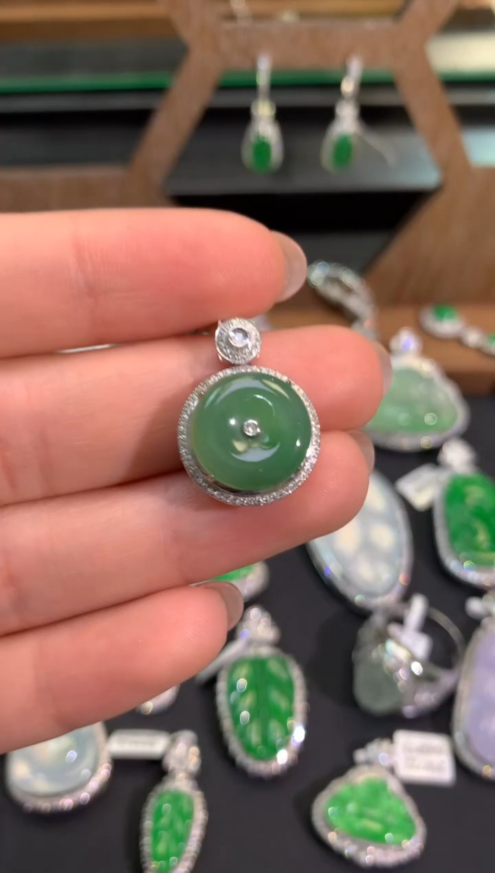 【闪购商品】翡翠吊坠(不含链)18K金镶嵌吊坠
