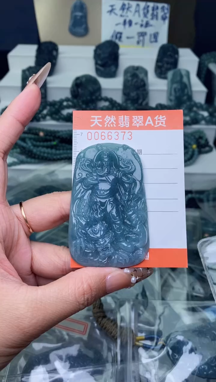翡翠未镶嵌颈饰··········