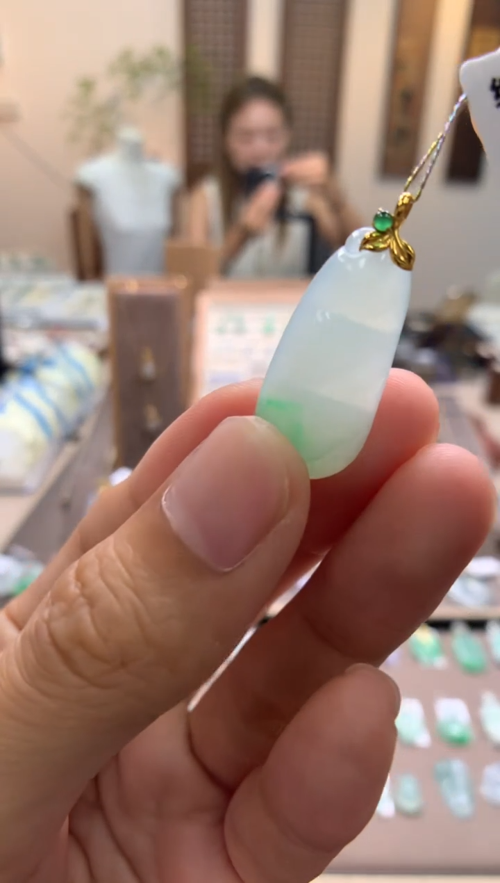 颈饰18K金镶嵌翡翠福豆