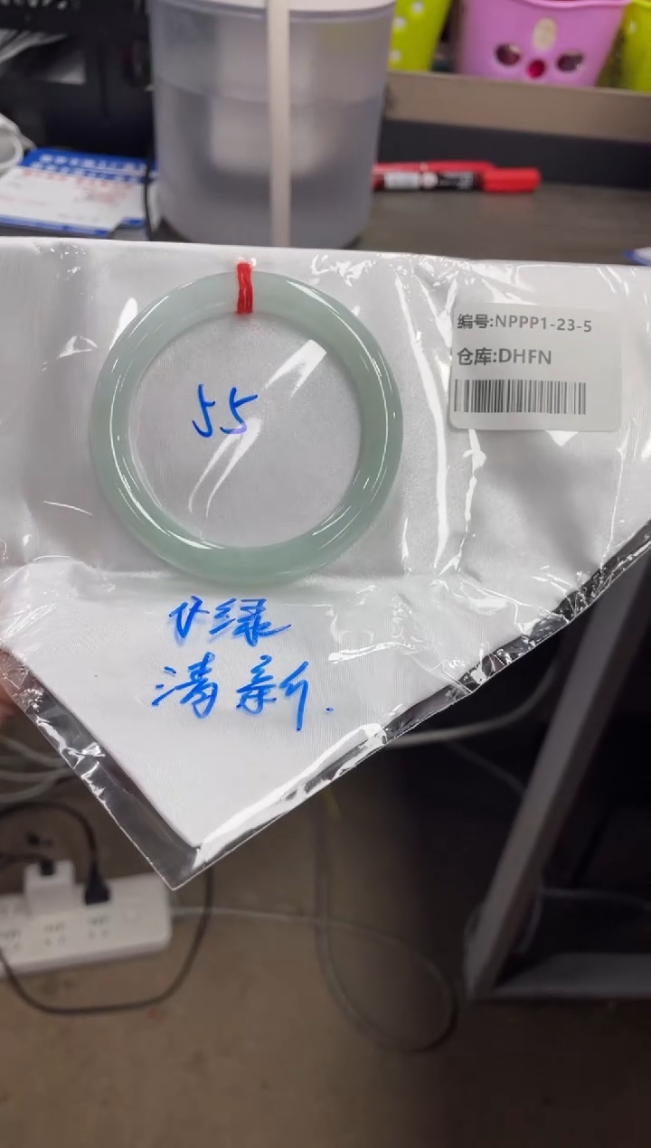 翡翠手镯未镶嵌翡翠手镯