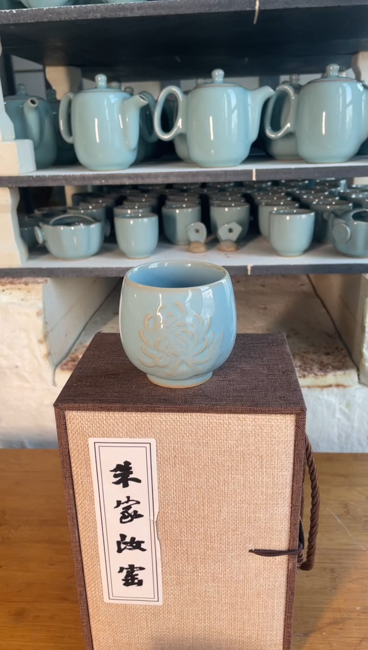 菊瓣暖心杯 天青 微瑕 无款
