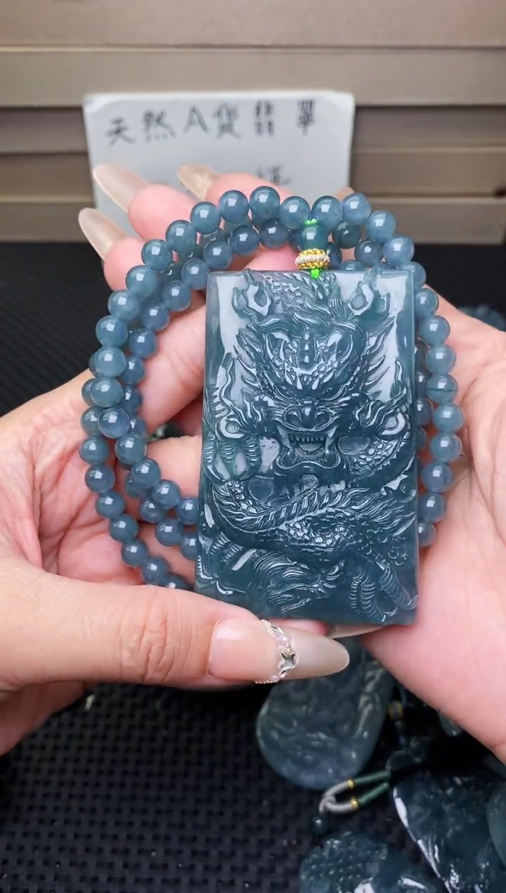 颈饰未镶嵌翡翠 