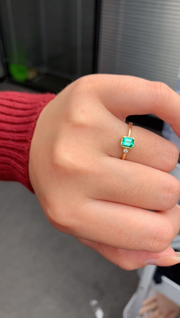 【闪购商品】祖母绿戒指18K金镶嵌30分祖母绿戒指