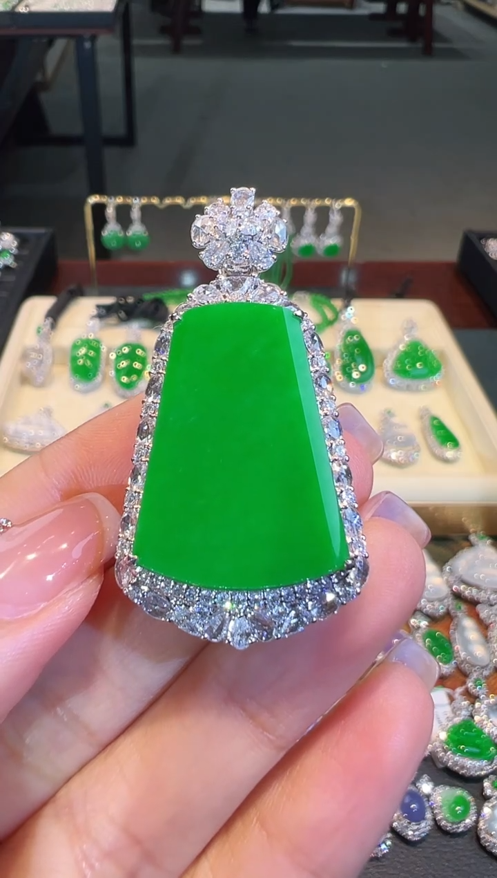 【闪购商品】翡翠吊坠(不含链)18K金镶嵌翡翠