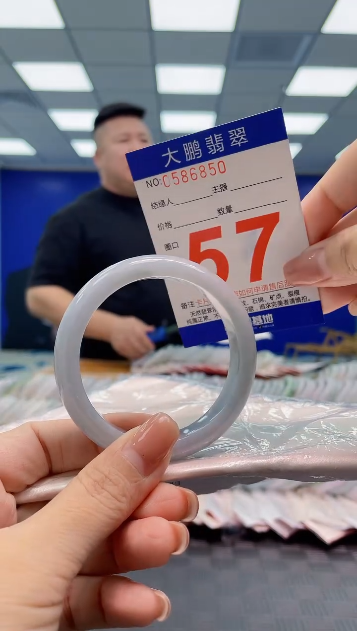 翡翠手镯未镶嵌AAAAAAAA