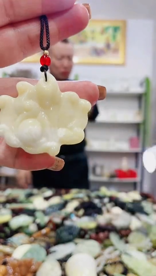 未镶嵌蛇纹石玉吊坠    