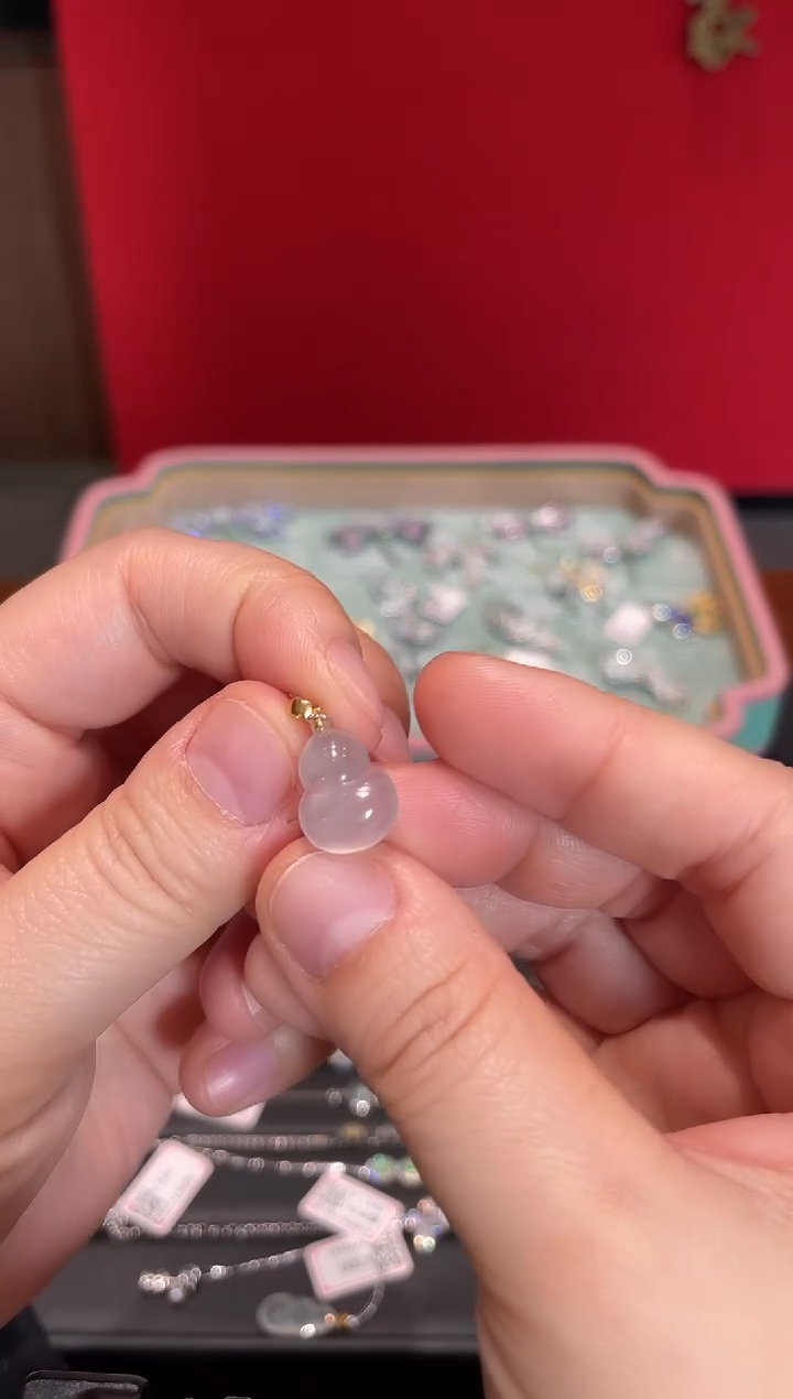 颈饰18K金镶嵌翡翠葫芦