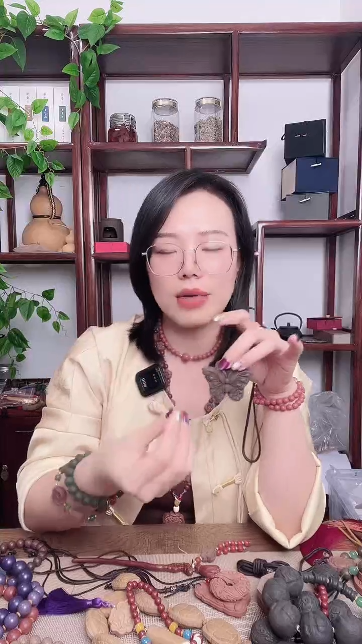 泥塑玉兰香方的大蝴蝶