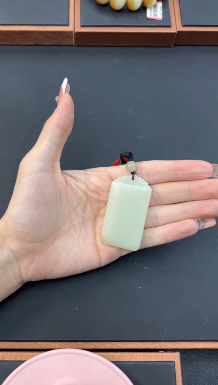 【闪购商品】和田玉吊坠(赠链)未镶嵌且末微色差迪克兰吊坠