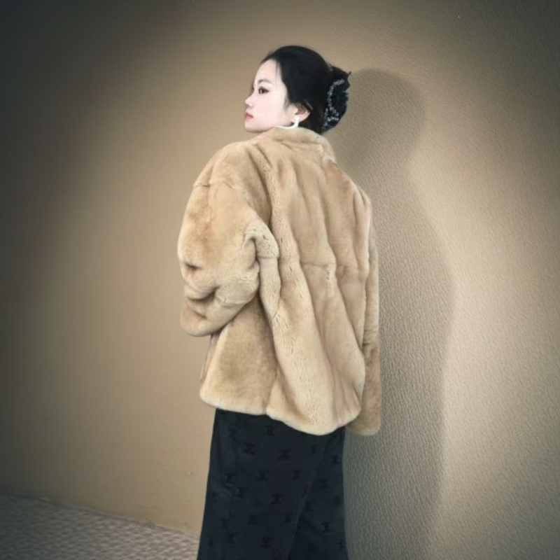 女款气质时尚休闲V领设计师秋冬短款轻奢獭兔毛外套