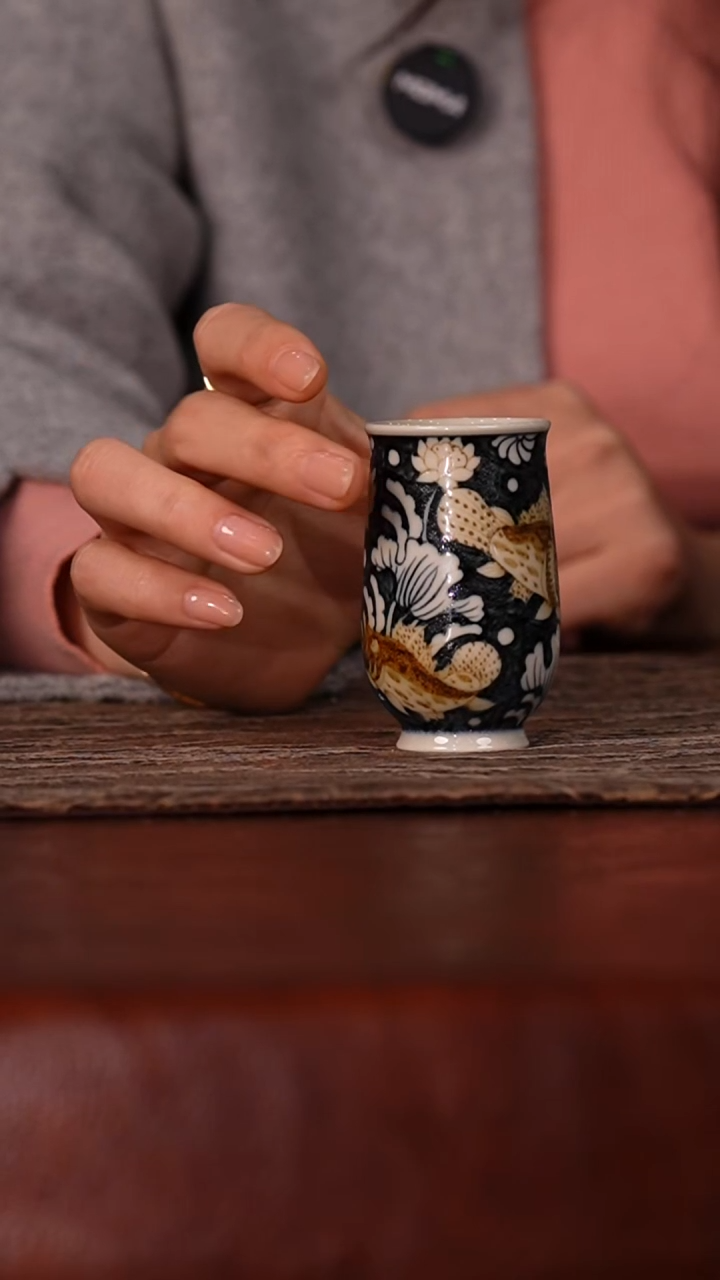 瓷瓷姑娘立勤堂红釉里九鳜闻香杯