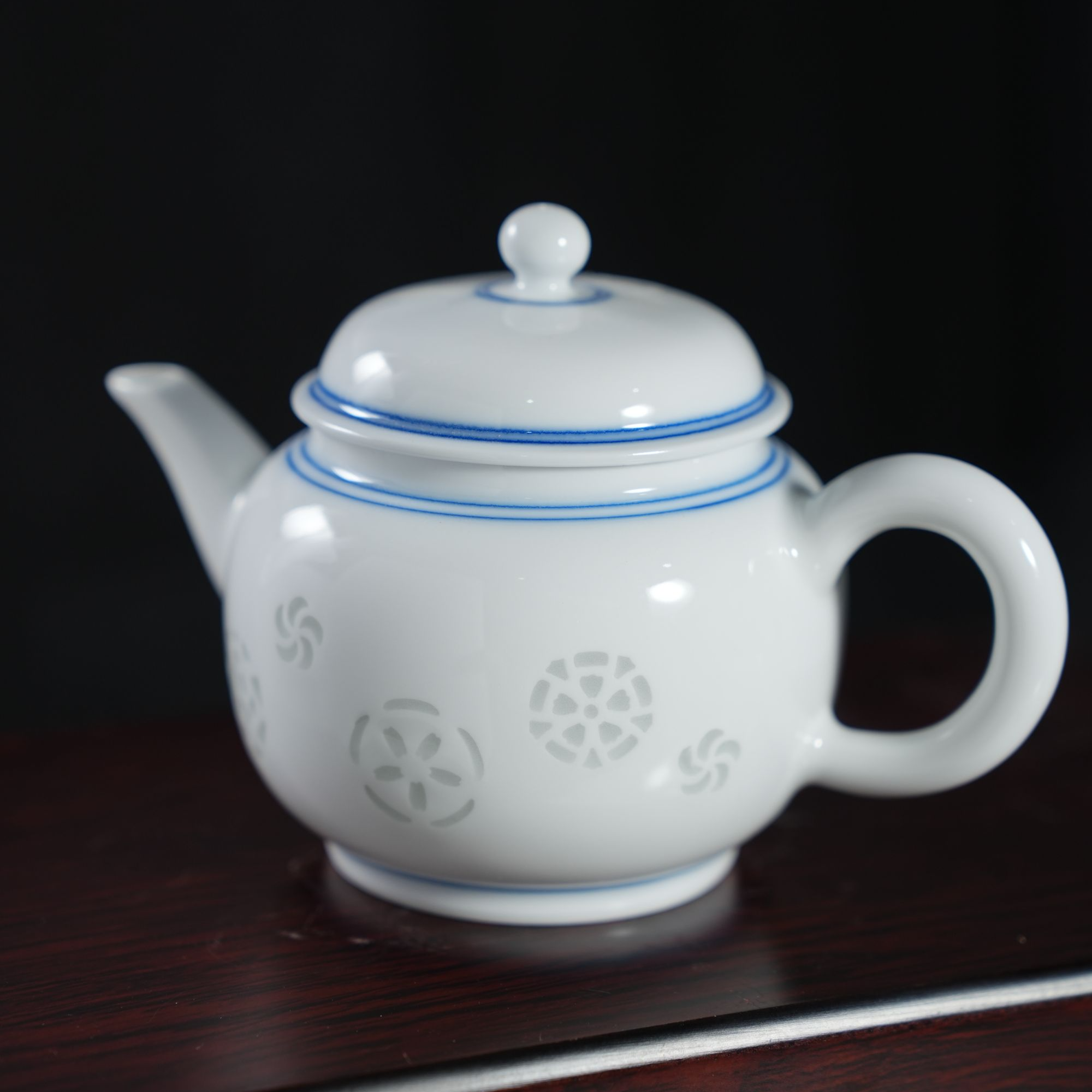 景德镇陶瓷玲珑皮球花茶壶