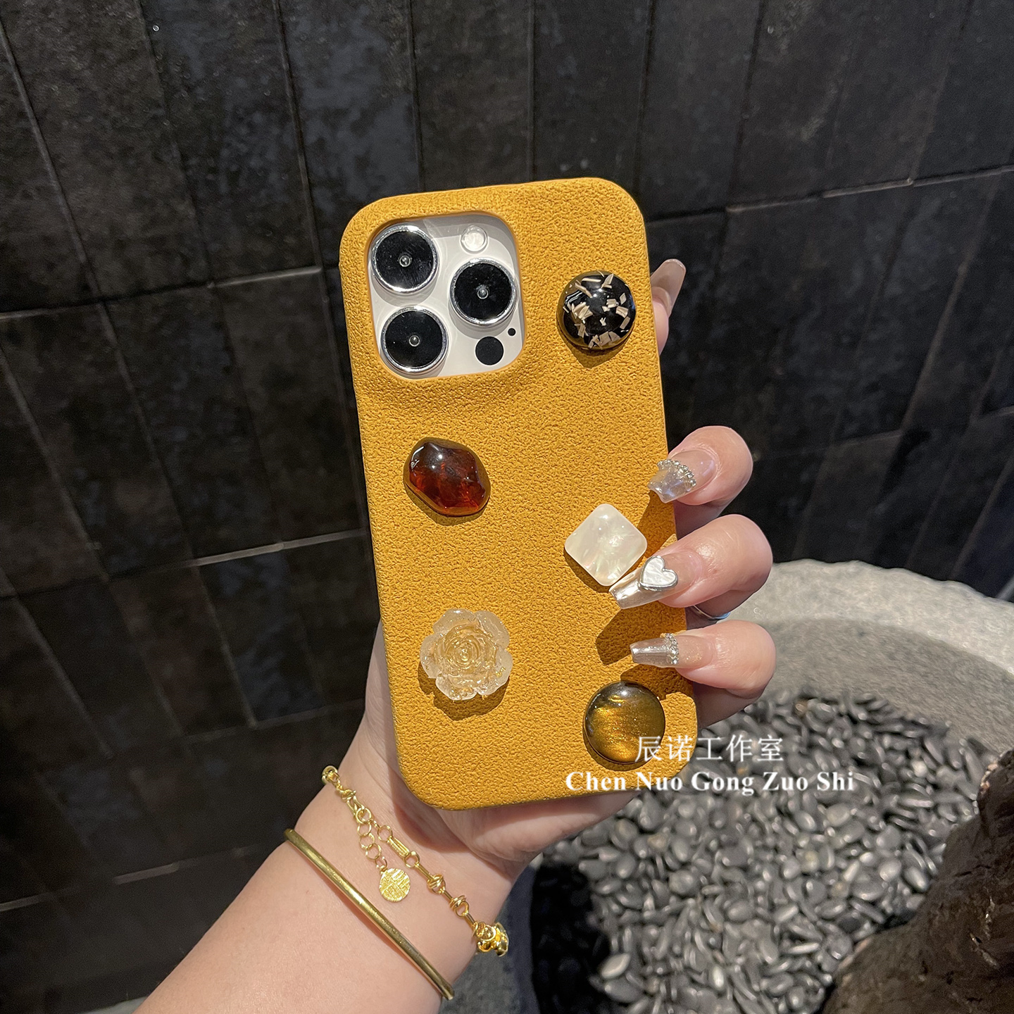 适用苹果华为手机壳16iphone15黄色月坑纹mate70/p80防摔保护套女