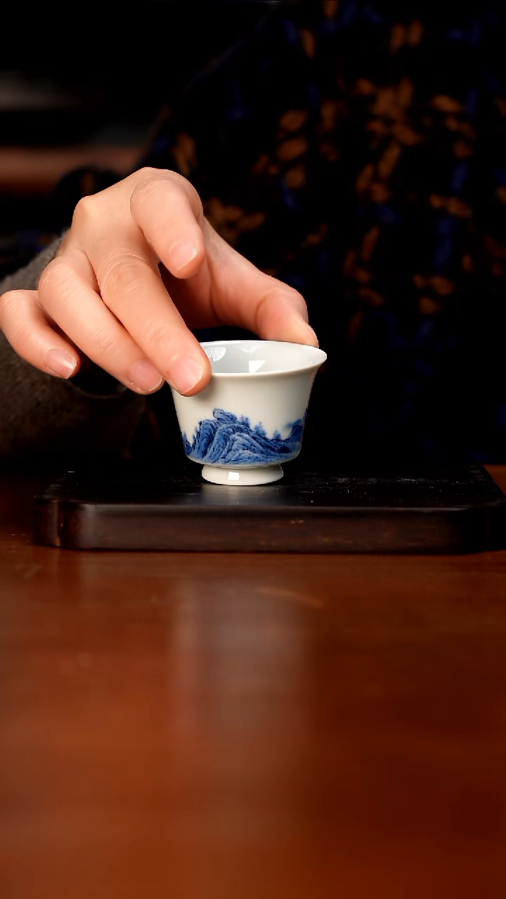 手绘陶瓷青花杯子