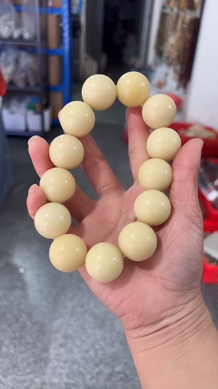 吊坠菩提根/象牙果奶黄手串