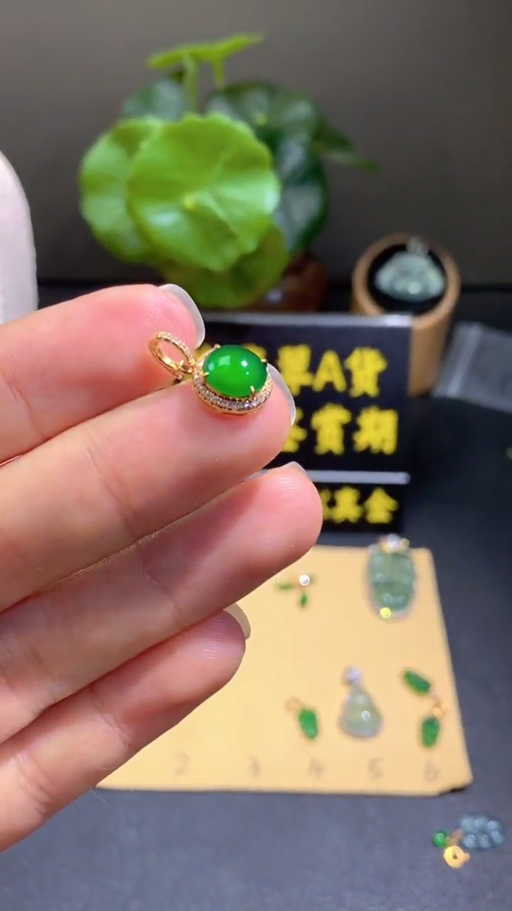 颈饰18K金镶嵌翡翠翡翠A货