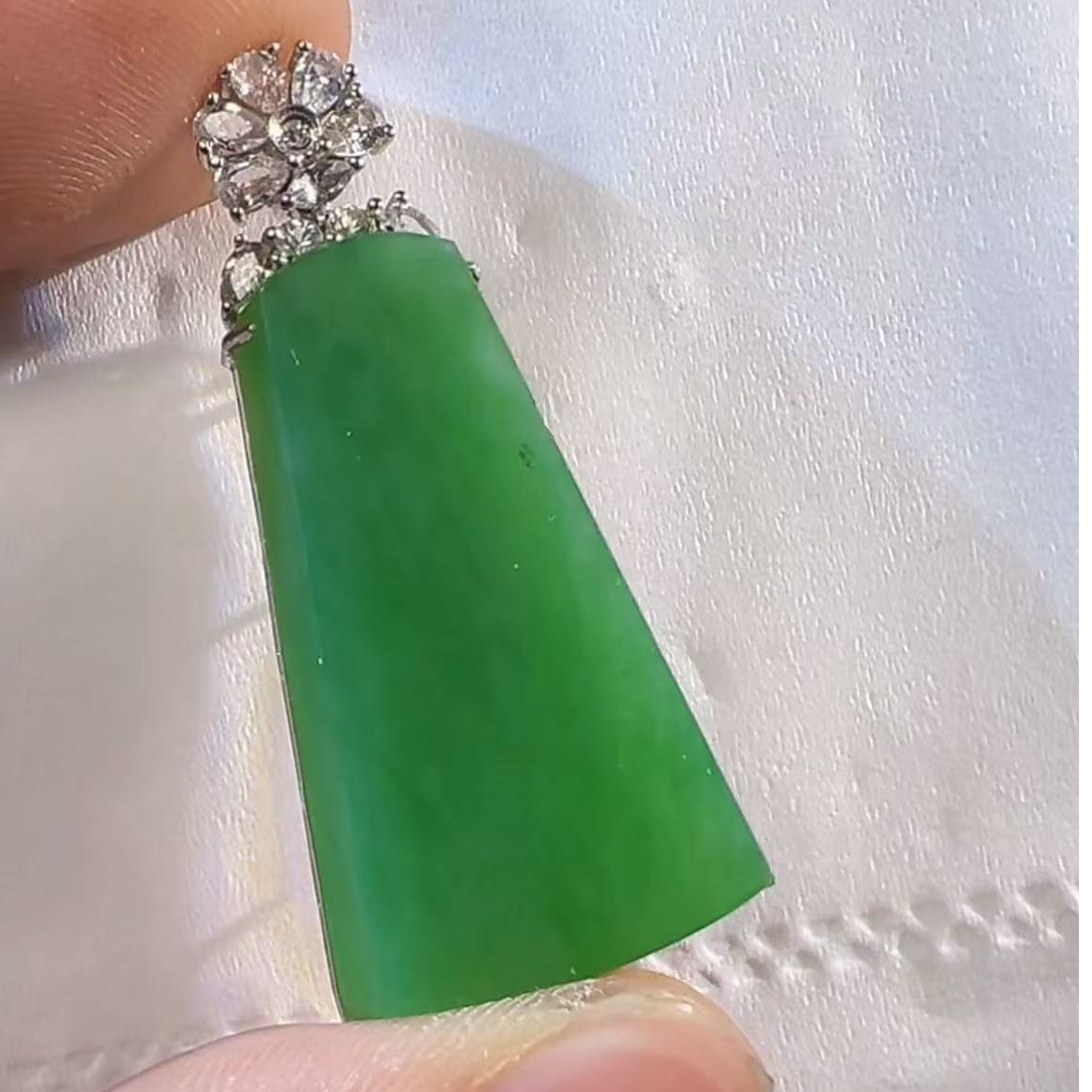 缅甸天然翡翠挂坠