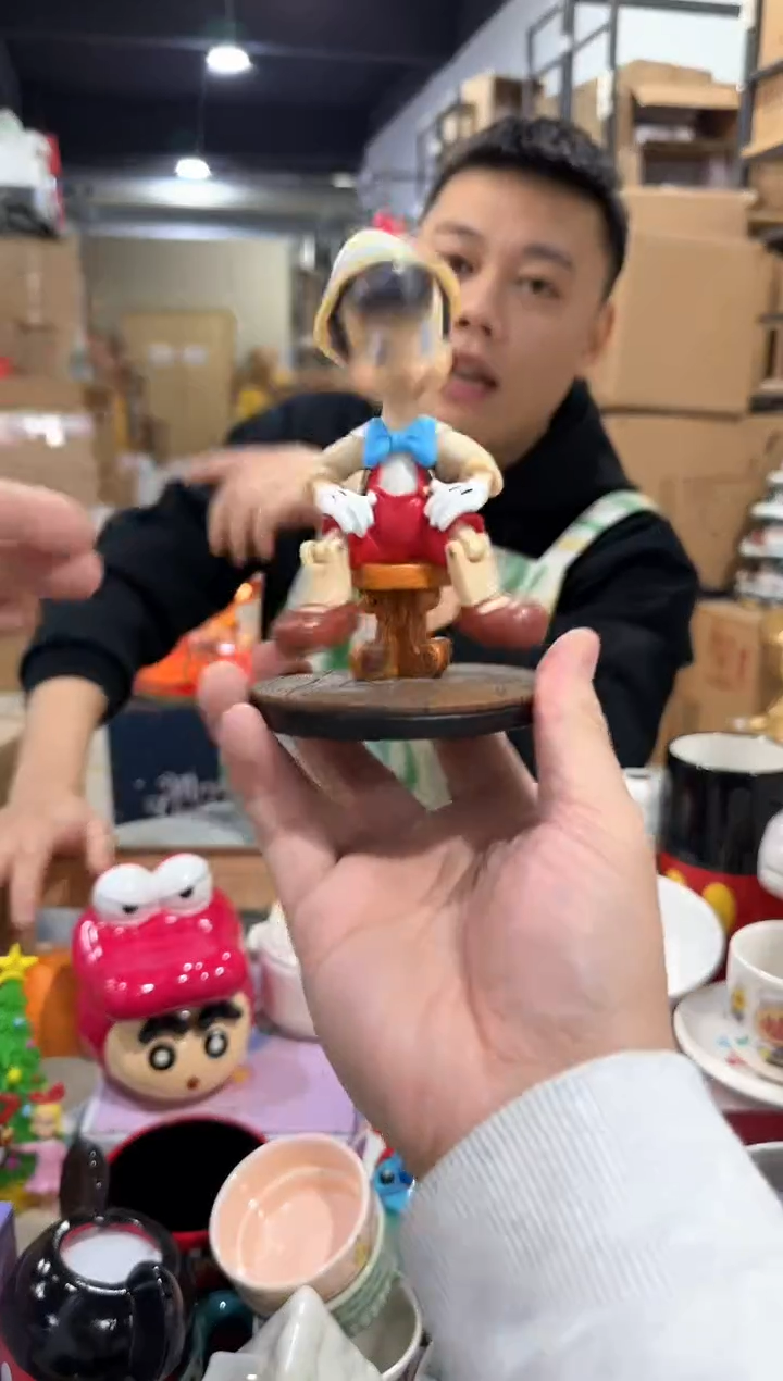 瓷片摇头匹诺曹摆件