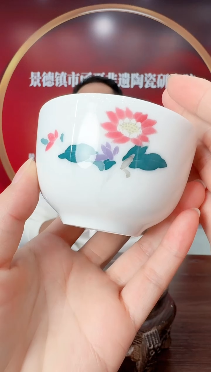 瓷048函夏非遗釉下五彩菊花带像主人杯