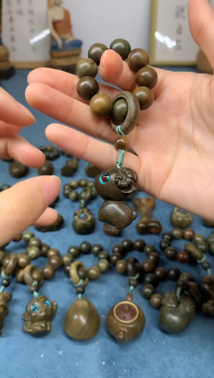 【闪购商品】维腊木（绿檀）把件喜气羊羊 盘玩件