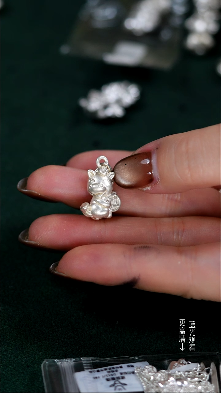 珐琅足银小马生肖吊坠