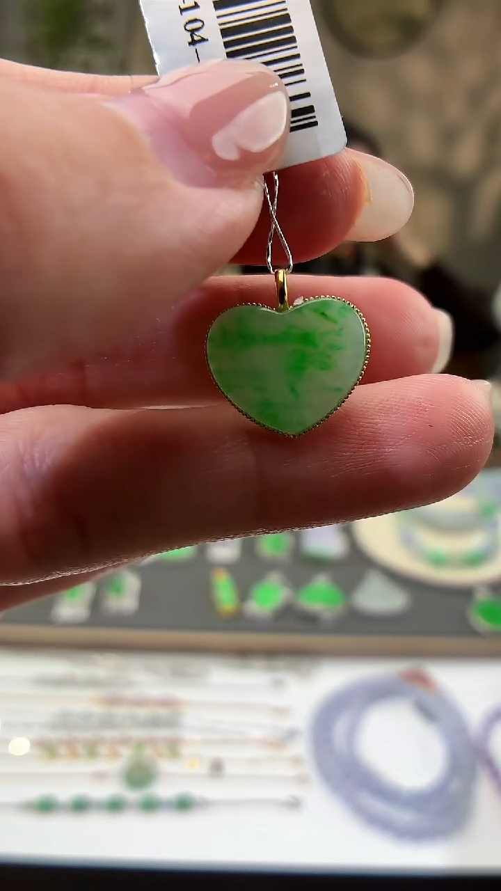 吊坠(赠链)18K金镶嵌翡翠爱心