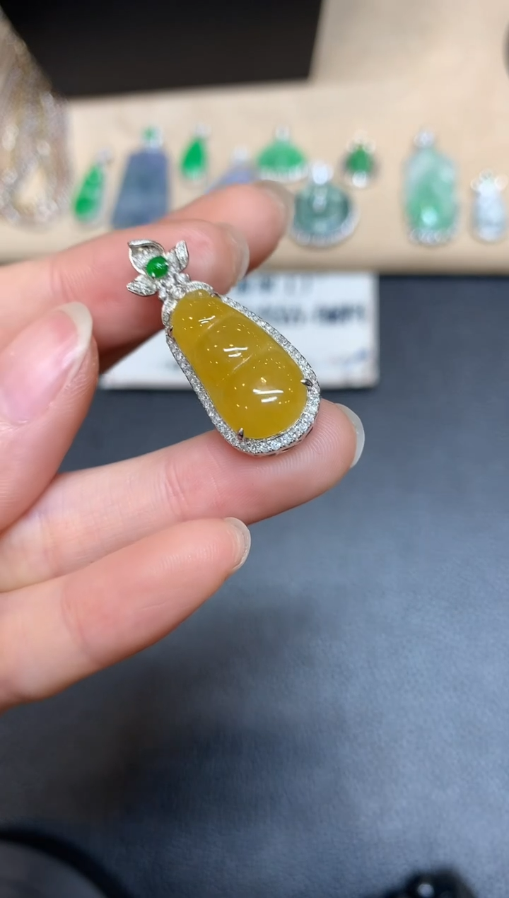 【闪购商品】翡翠颈饰18K金镶嵌福豆【无服务费