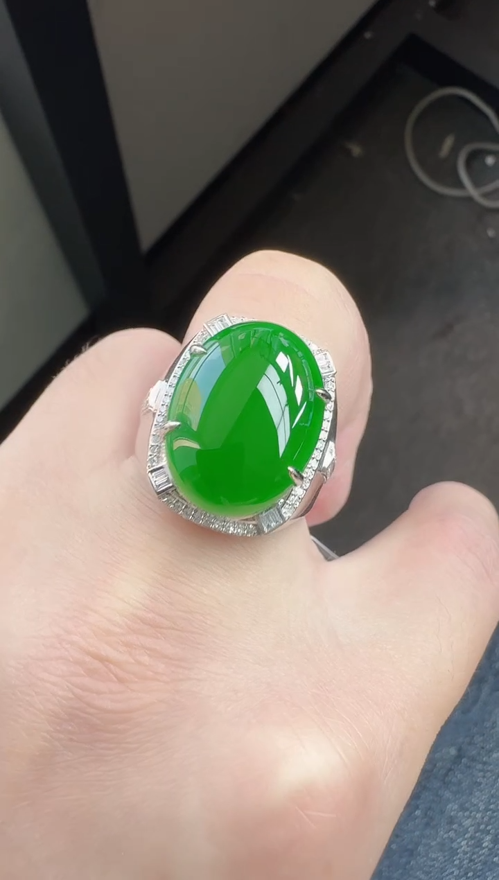 18K金镶嵌戒指翡翠寄售回流，24小时鉴赏期