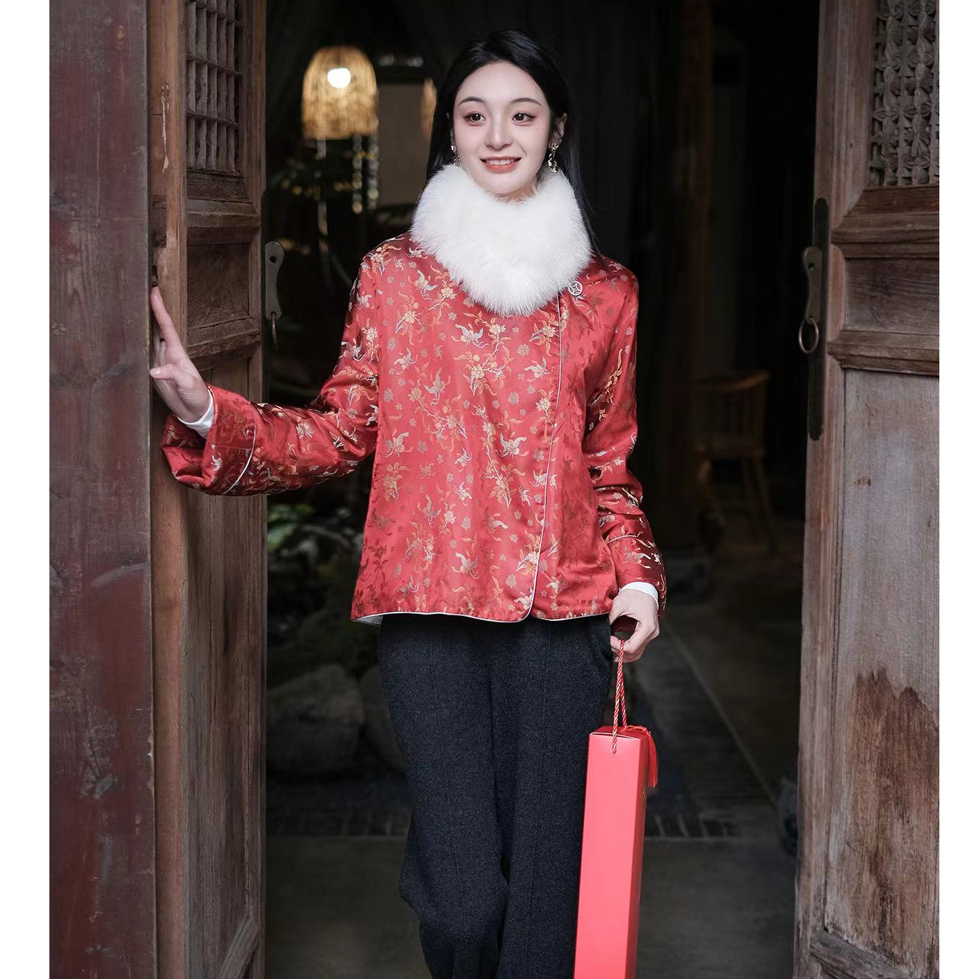 盛唐婧 毛磁扣围脖 白色