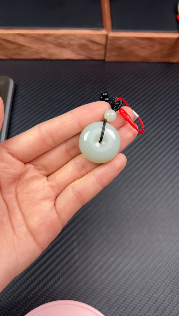 【闪购商品】和田玉吊坠(赠链)未镶嵌且末微色差近矿