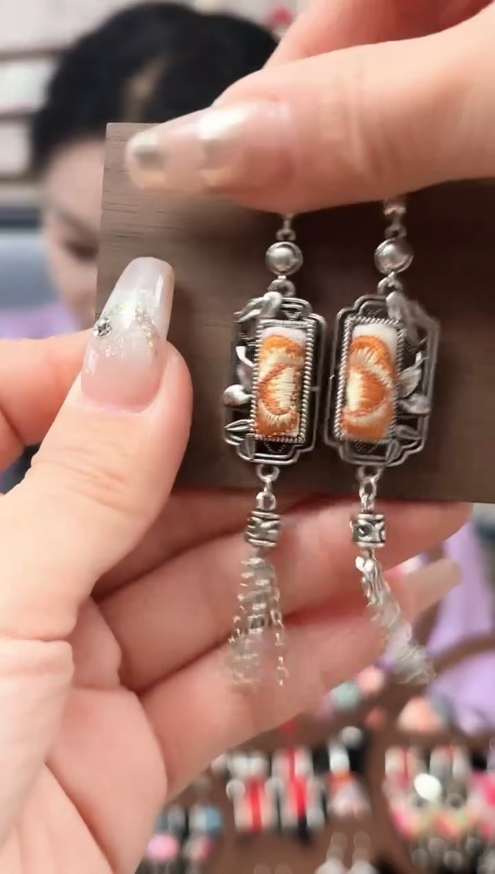 织绣非遗艺枝独秀老绣饰品300