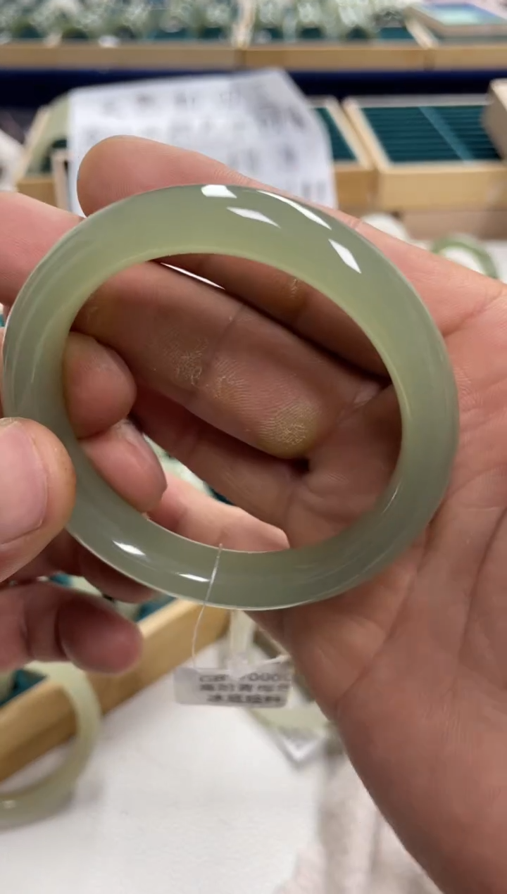 未镶嵌手镯和田玉酱****n和田玉手镯17000