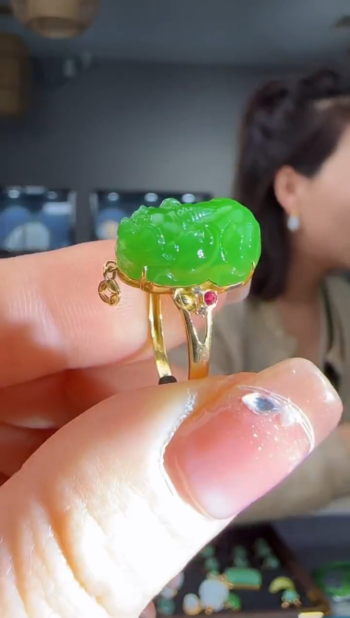 18K金镶嵌戒指和田玉1