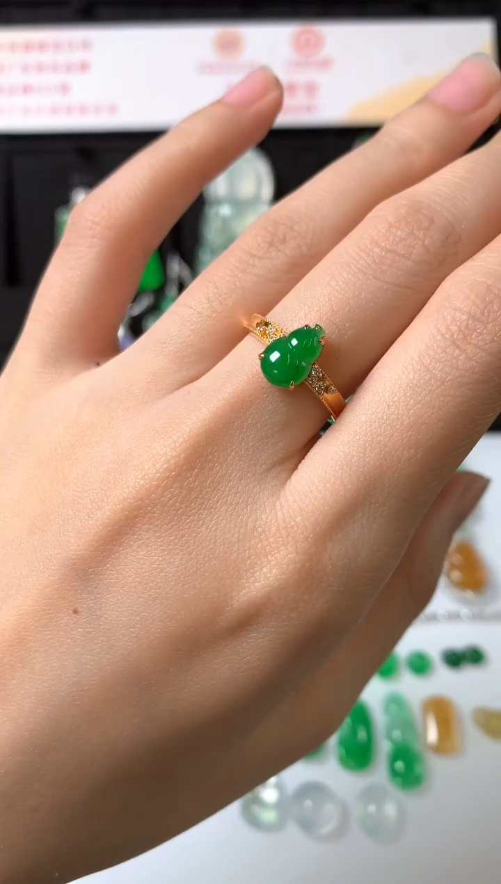 18K金镶嵌戒指翡翠戒指