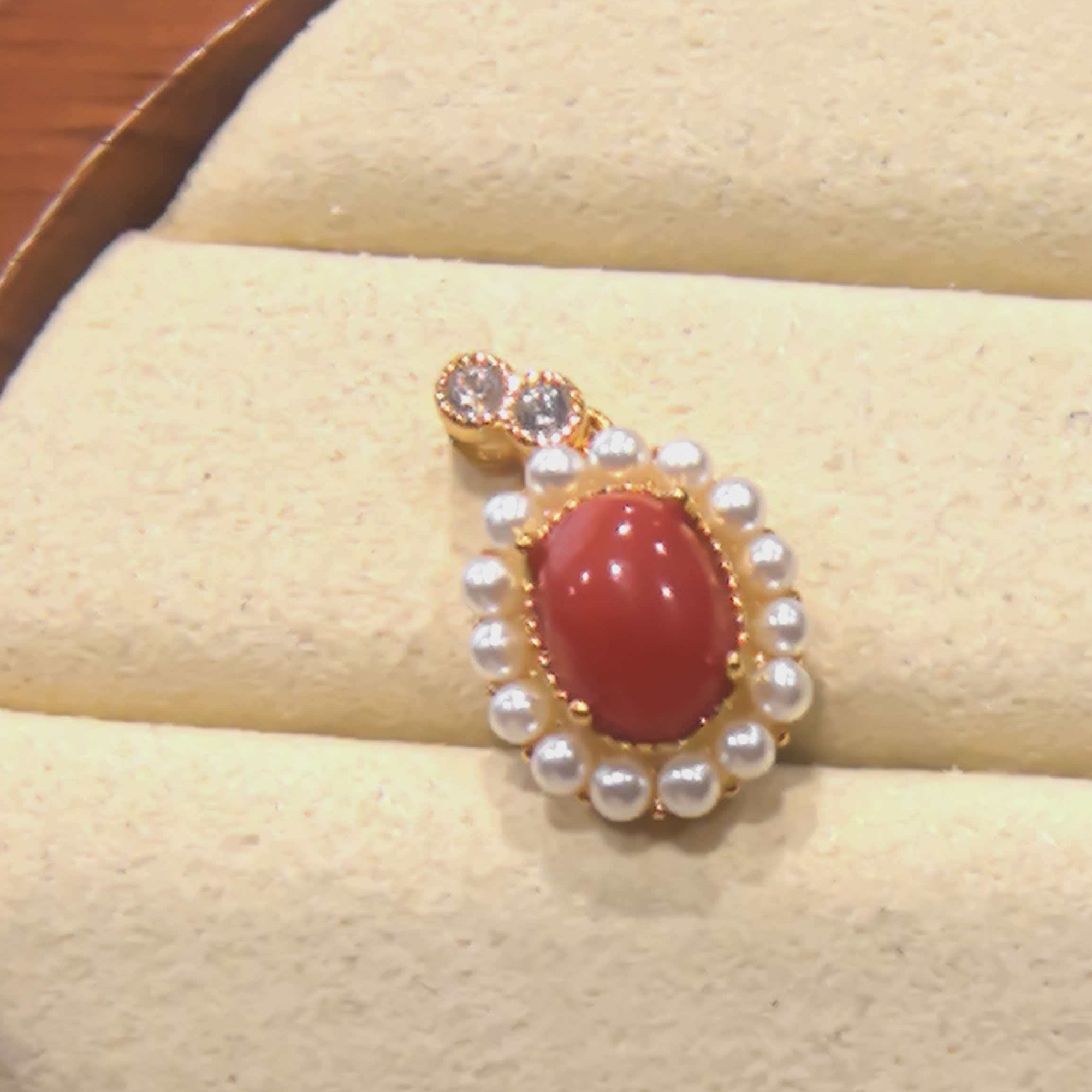 纯天然红珊瑚蛋面吊坠搭配一圈白色珠