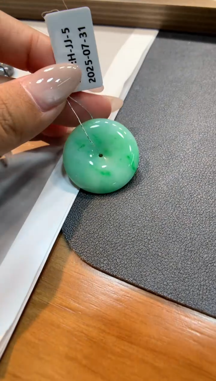 翡翠未镶嵌颈饰平安扣