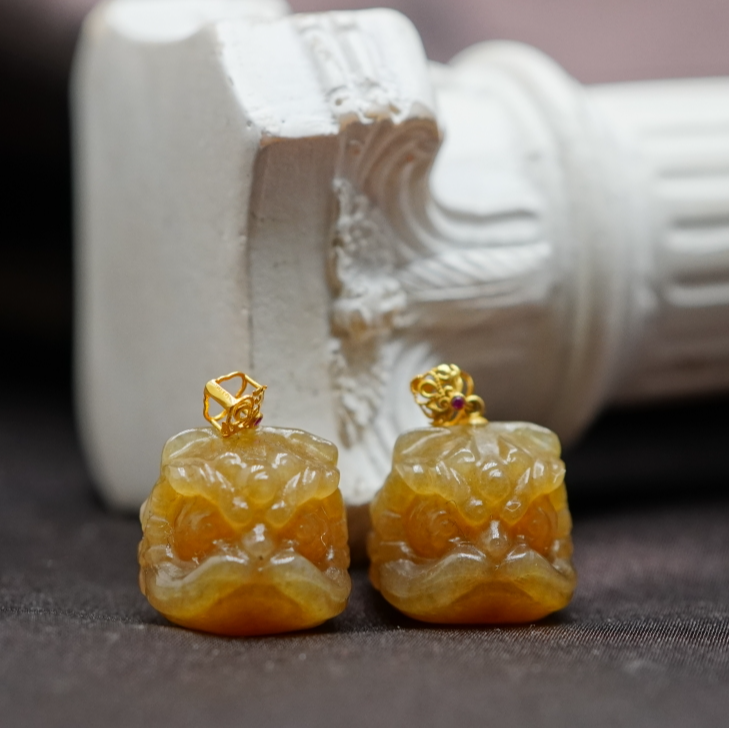 【山哥专享】18K和田玉糖料醒狮吊坠（多样性发其一） DT052812