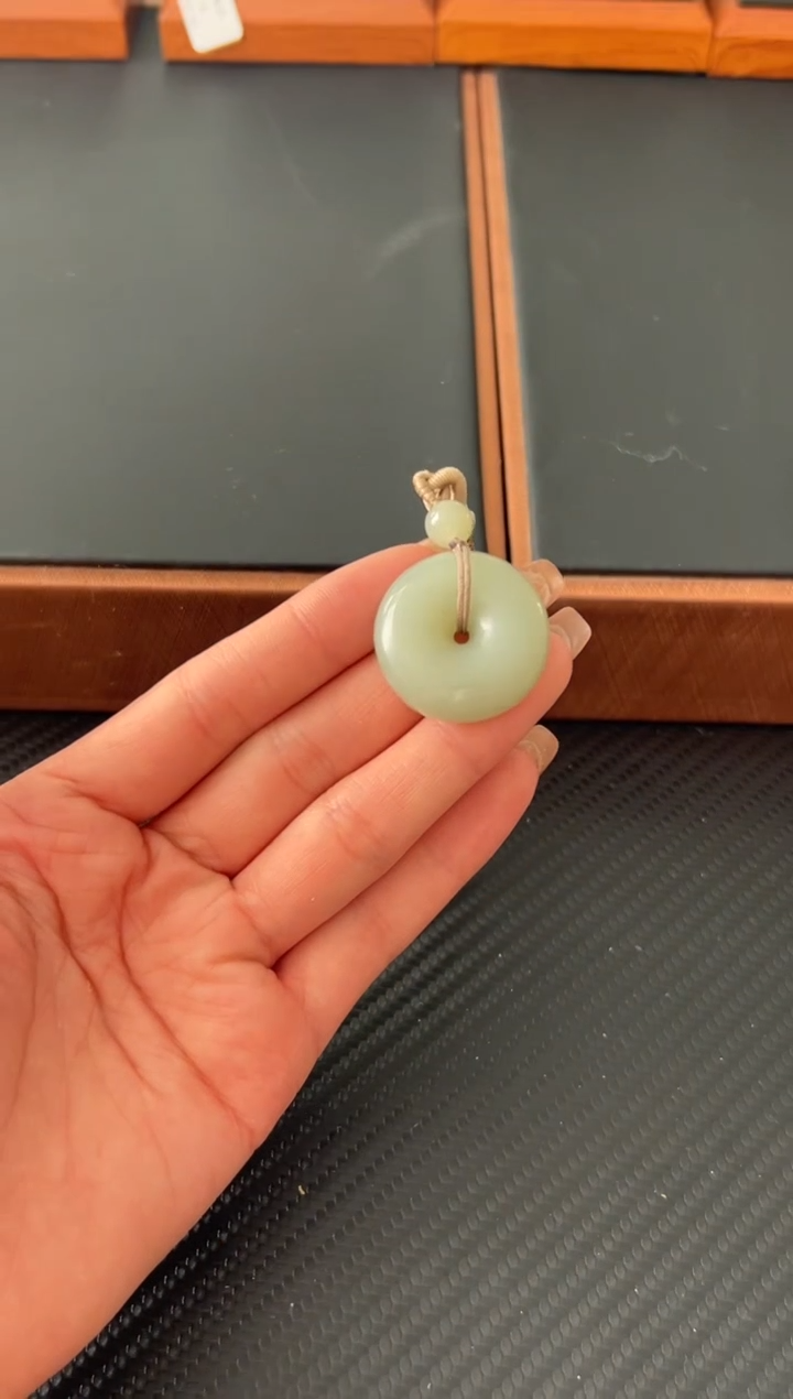 吊坠(赠链)未镶嵌和田玉且末微色差近矿平安扣s
