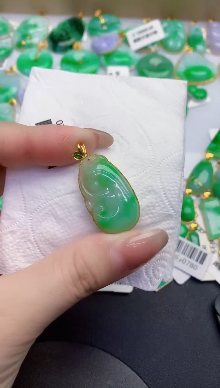 颈饰18K金镶嵌翡翠缅甸天然翡翠A货