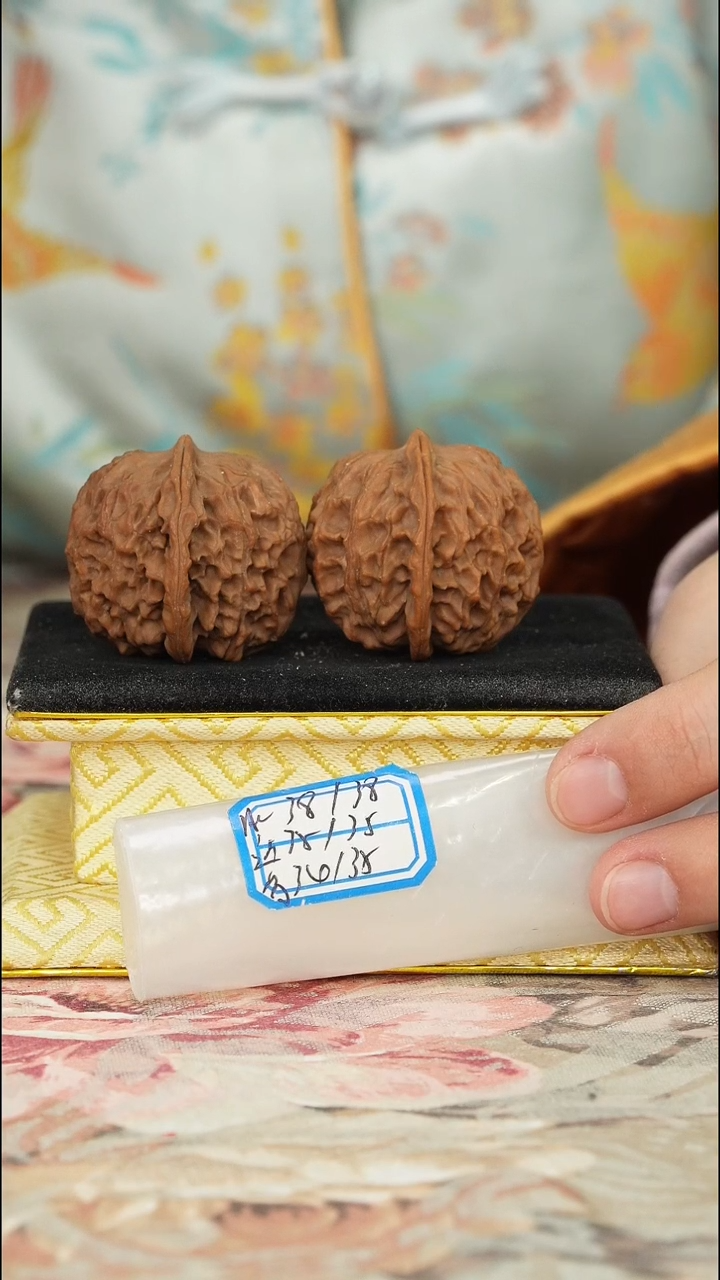 【闪购商品】文玩核桃把件非嫁接元宝有修