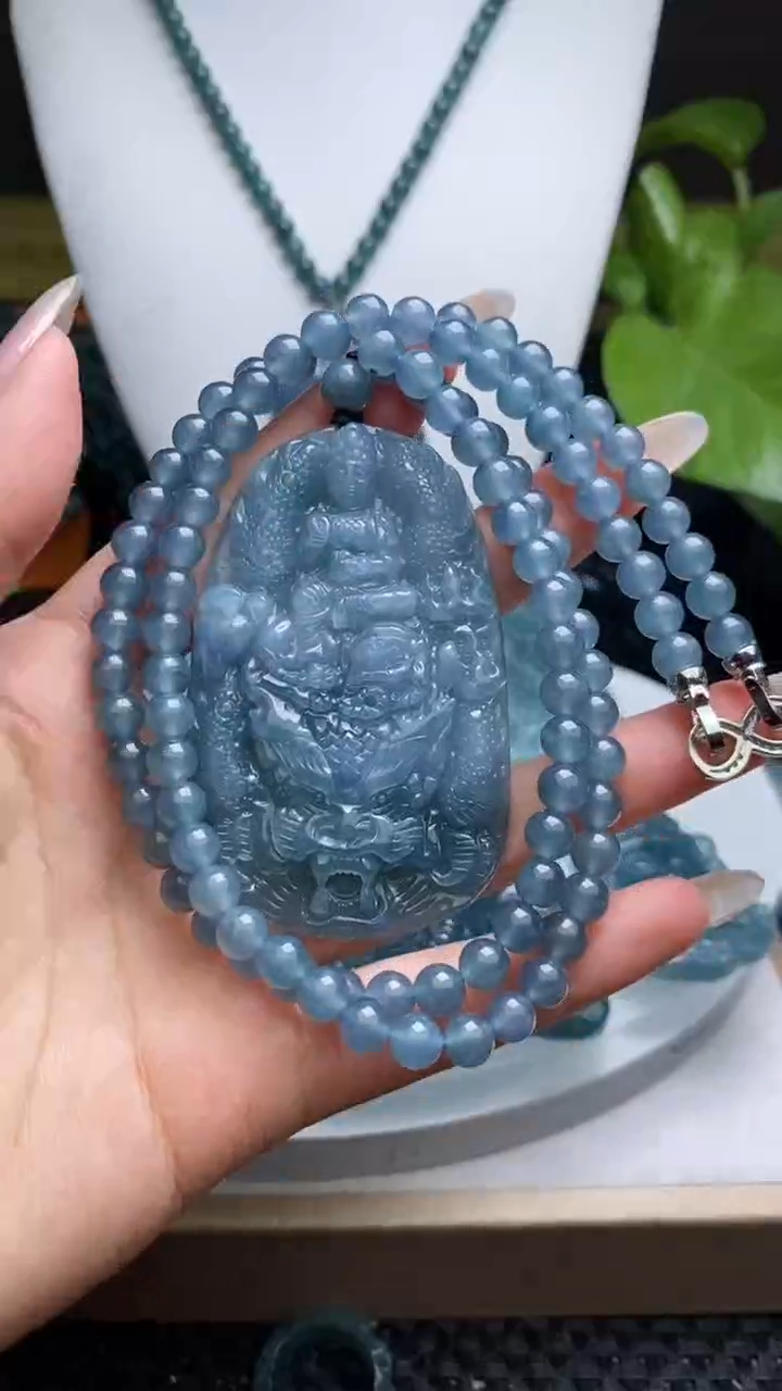 翡翠未镶嵌颈饰         