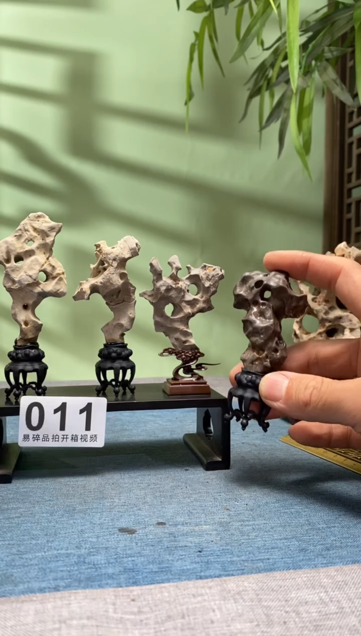 树脂制品底座 石头是青州玲珑石011号