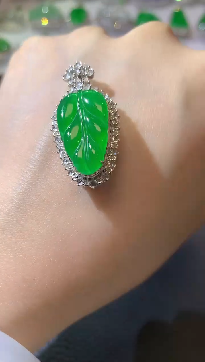 【闪购商品】翡翠吊坠(不含链)18K金镶嵌C34