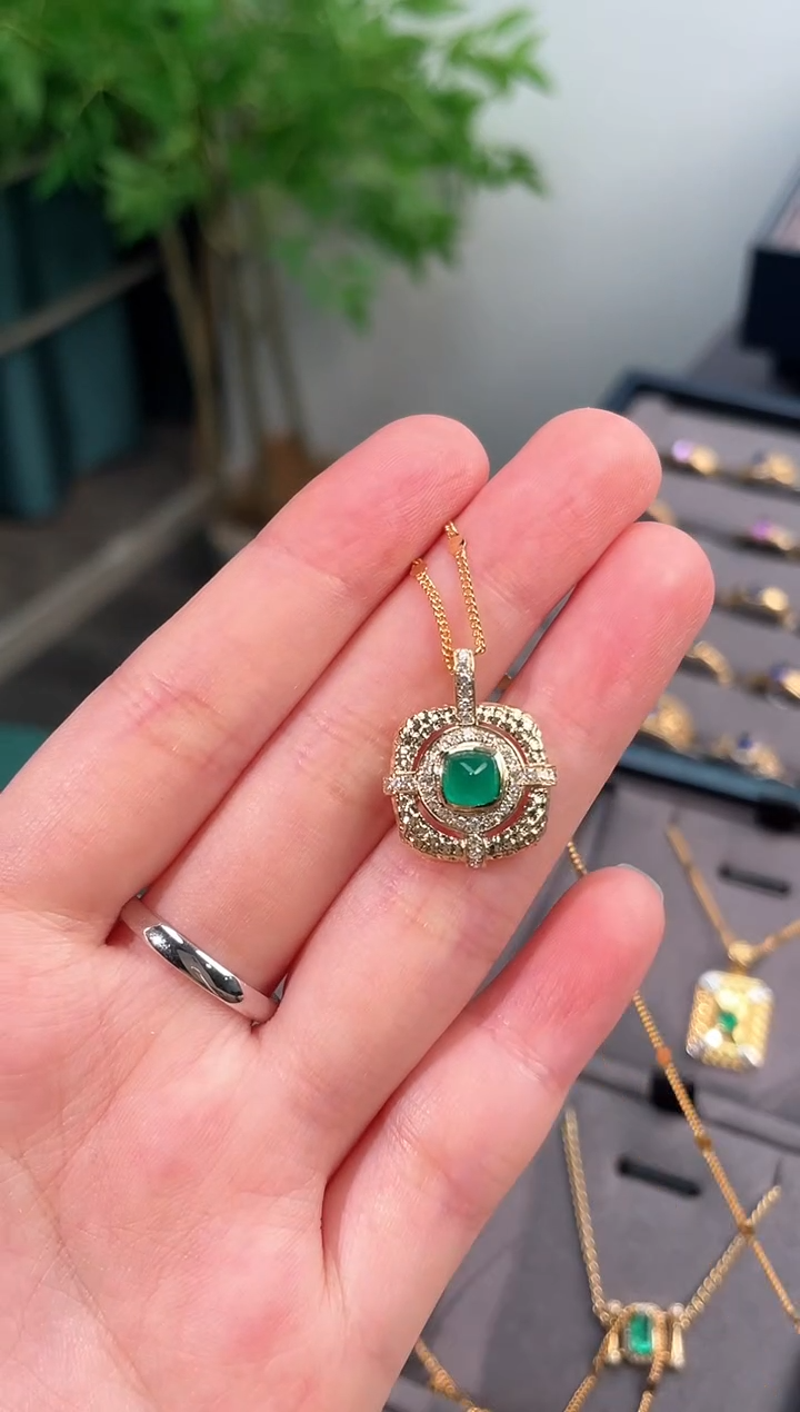 【闪购商品】祖母绿颈饰18K金镶嵌0.68ct