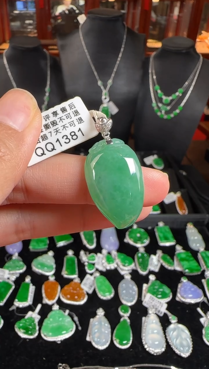 颈饰18K金镶嵌翡翠QQ1381绿桃子